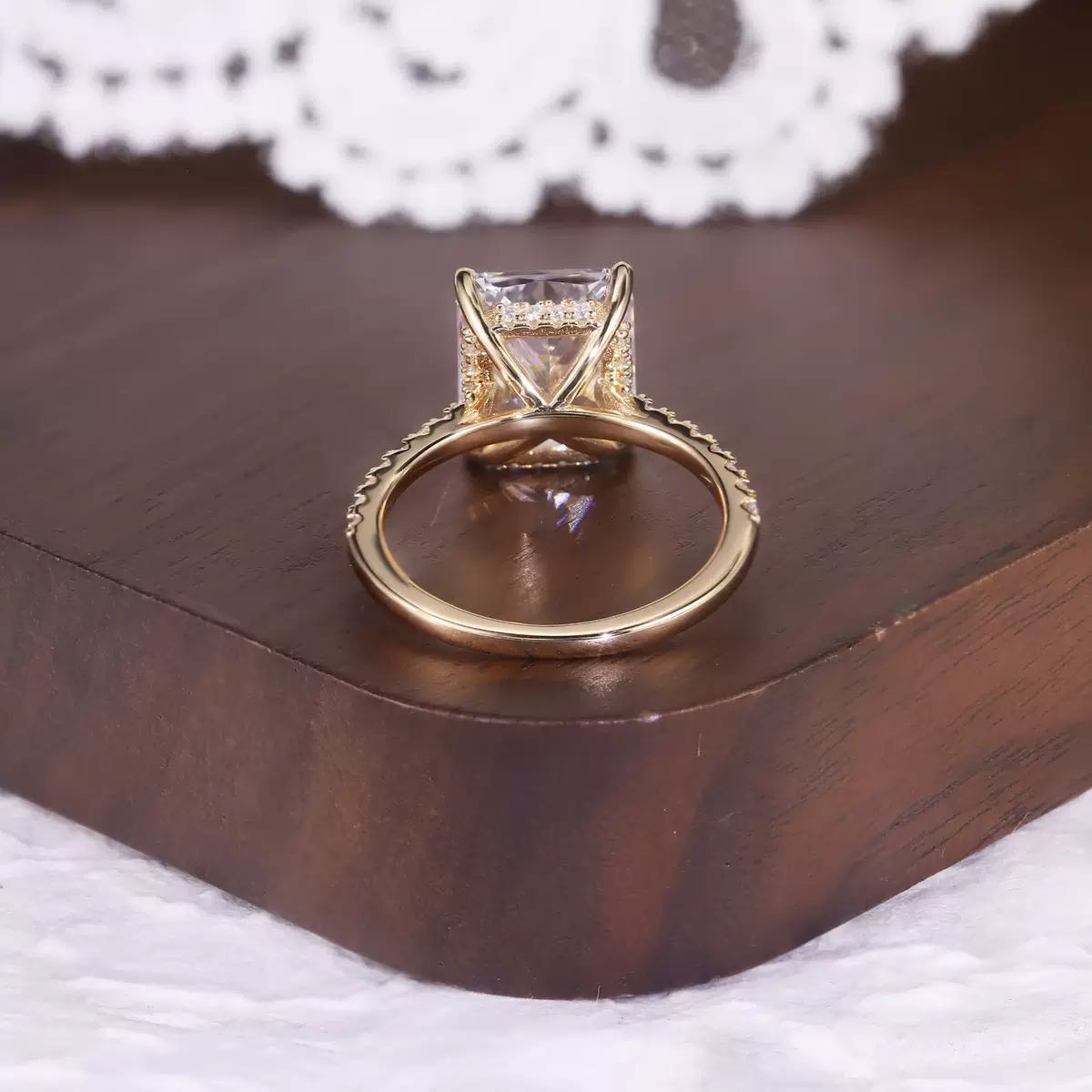 Luxury & Unique Moissanite Ring, 5ct Radiant Cut. HR051