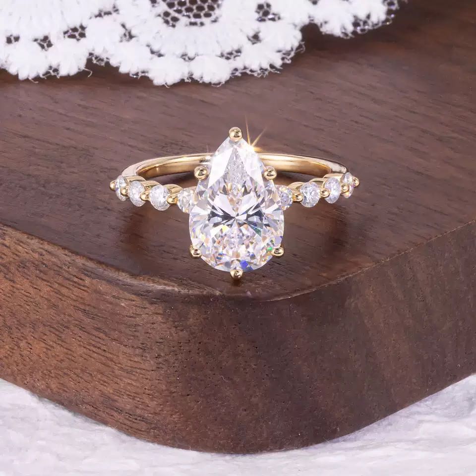 Luxury & Unique Moissanite Ring, 5ct Pear Cut. HR052