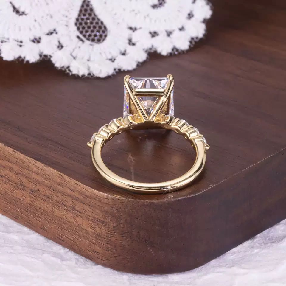 Luxury & Unique Moissanite Ring, 5ct Radiant Cut. HR048