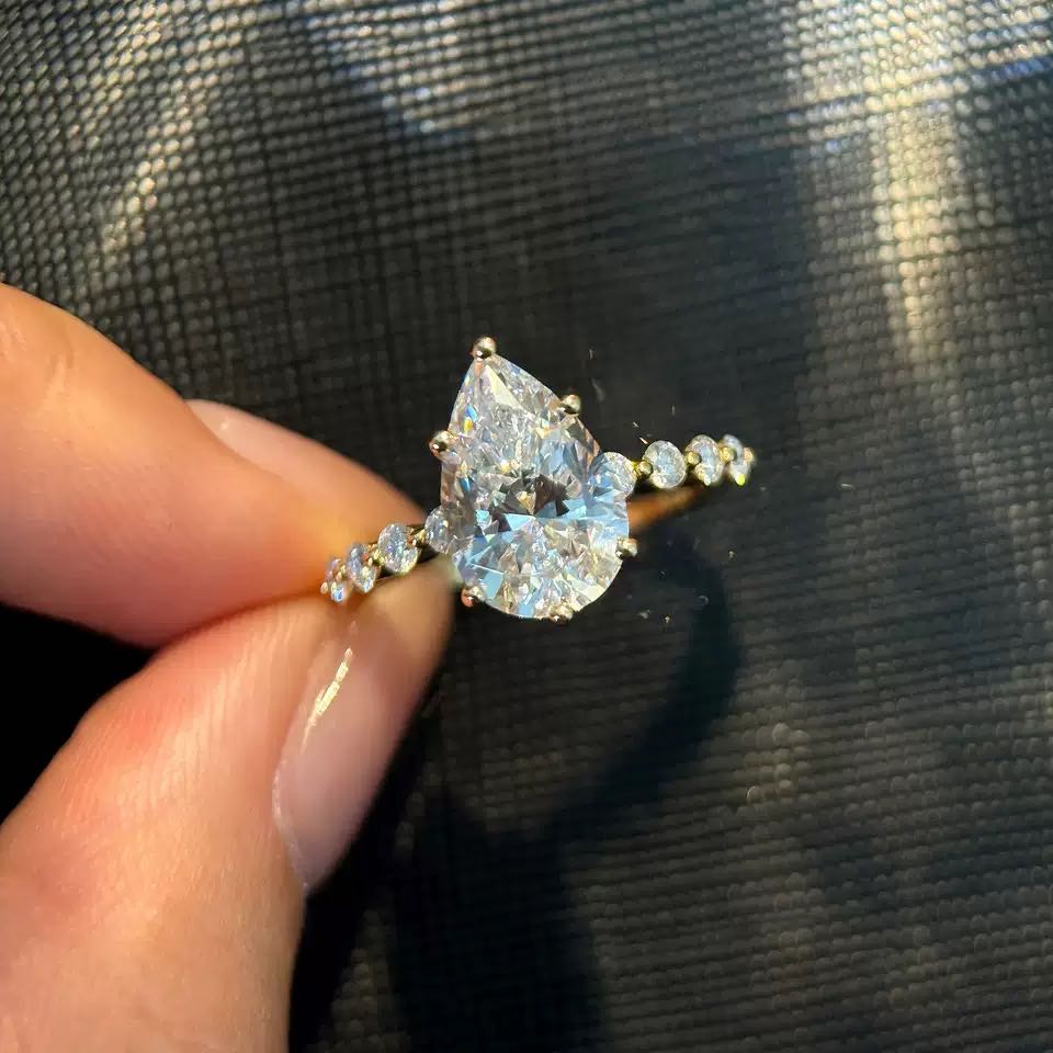 Luxury & Unique Moissanite Ring, 5ct Pear Cut. HR052