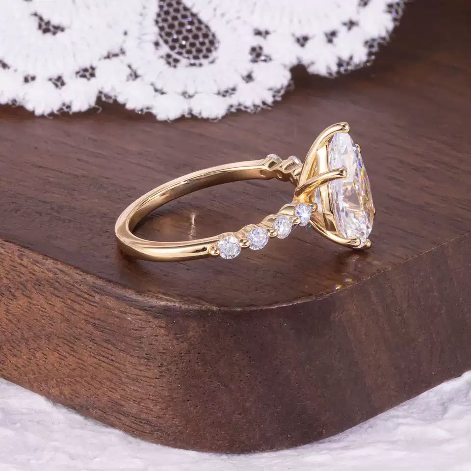 Luxury & Unique Moissanite Ring, 5ct Pear Cut. HR052