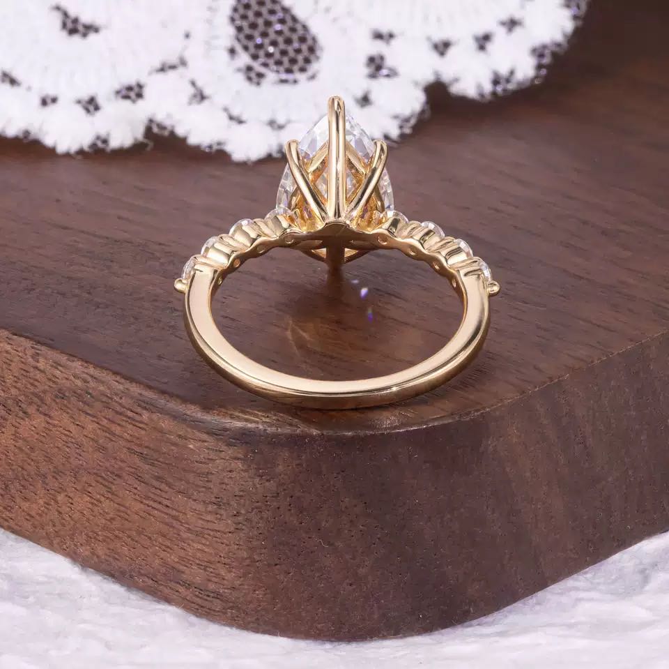 Luxury & Unique Moissanite Ring, 5ct Pear Cut. HR052