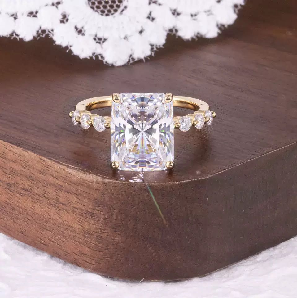Luxury & Unique Moissanite Ring, 5ct Radiant Cut. HR048