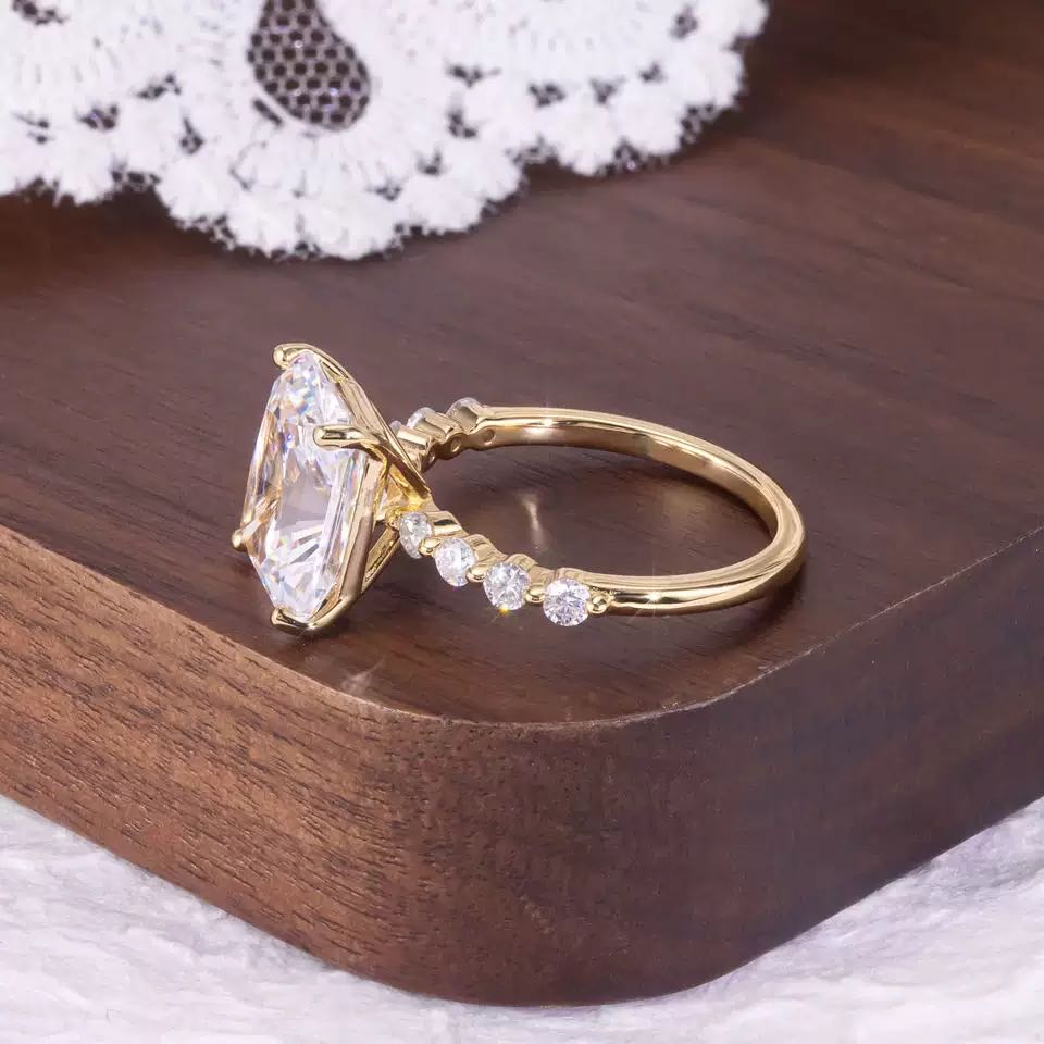 Luxury & Unique Moissanite Ring, 5ct Radiant Cut. HR048